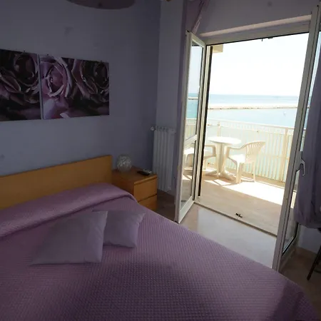 Oda ve Kahvaltı La Baia Sea 4*