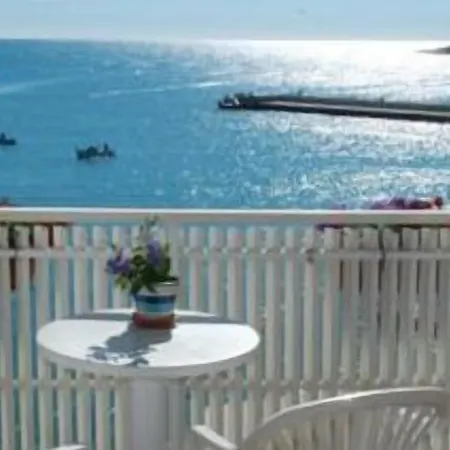 La Baia Sea Bed & Breakfast 4*